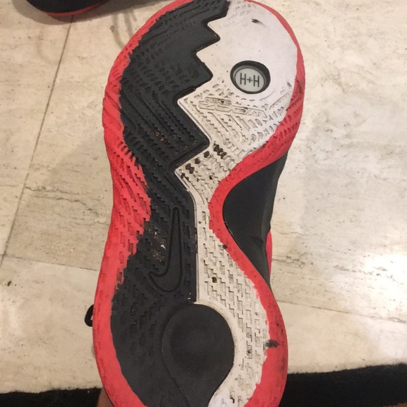 Kyrie 4’s Size 8 - Picture 4 of 4